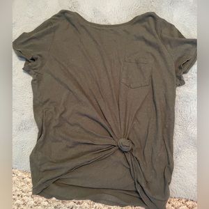 Universal thread knot, slightly cropped t-shirt